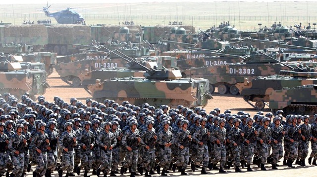 Quân đội và khí tài quân sự Trung Quốc trong một cuộc duyệt binh. Ảnh: Reuters.