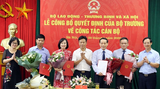 Thứ trưởng Lê Quân trao quyết định và chúc mừng các cán bộ được điều động, bổ nhiệm chức vụ mới.