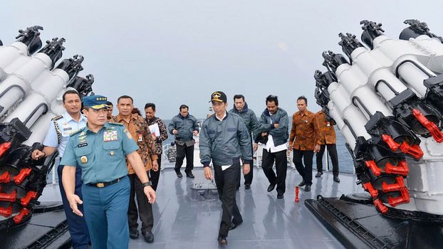 Tổng thống Indonesia trên boong tàu Hải quân Indonesia sau khi chủ trì cuộc họp nội các hạn chế ở vùng biển quần đảo Natuna thuộc tỉnh Quần đảo Riau (Nguồn: Kompas.com).