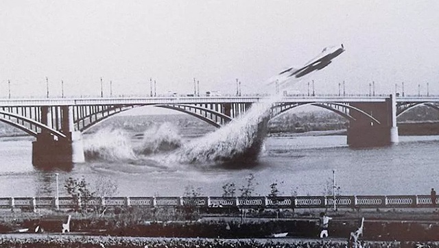 Bức ảnh minh họa lại màn bay xuyên cầu của phi công Liên Xô (Ảnh: Bảo tàng Novosibirsk)