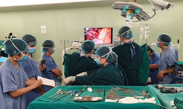 Các bác sĩ của Khoa Chấn thương chỉnh hình, BV Bạch Mai đang thực hiện ca phẫu thuật cắt thùy phổi nội soi một đường rạch. (Ảnh minh họa)
