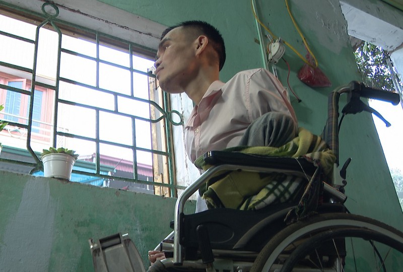 Căn bệnh khiến anh Tĩnh phải ngồi xe lăn đến hết cuộc đời.