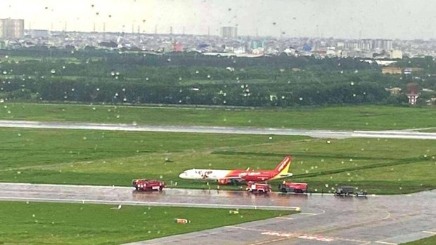Hình ảnh máy bay Vietjet mang số hiệu VJ322 lao khỏi đường băng ở sân bay Tân Sơn Nhất.