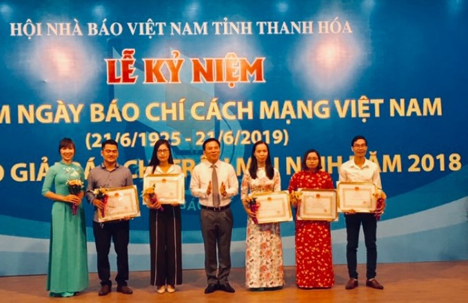 Đồng chí Đỗ Trọng Hưng - Phó Bí thư Thường trực Tỉnh ủy trao Bằng khen của Chủ tịch UBND tỉnh cho các nhóm tác giả đoạt giải A giải Báo chí Trần Mai Ninh năm 2018.