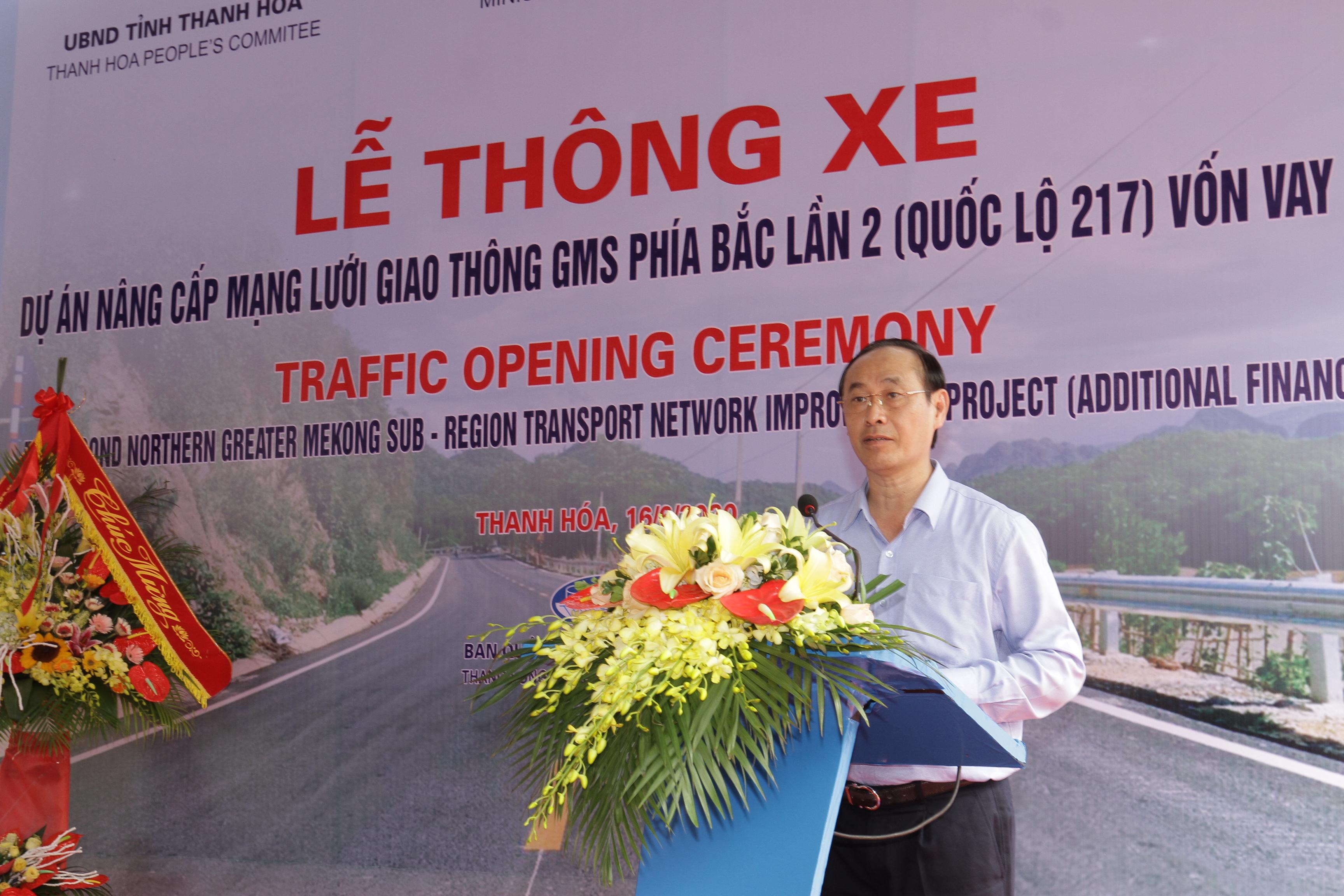 Thứ trưởng Bộ GTVT L&ecirc; Đ&igrave;nh Thọ đ&aacute;nh gi&aacute; dự &aacute;n n&acirc;ng cấp QL217 bảo đảm chất lượng v&agrave; tiến độ đề ra. Ảnh: VGP/Phan Trang.