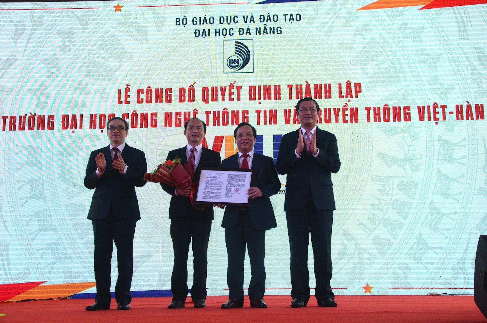 Đại diện Bộ GĐ&ĐT trao quyết định thành lập trường cho lãnh đạo VKU. Ảnh: VGP/Lưu Hương