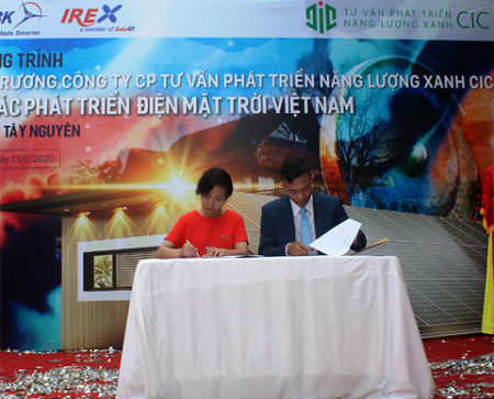 Đại diện SolarBK v&agrave; CIC k&yacute; thỏa thuận hợp t&aacute;c