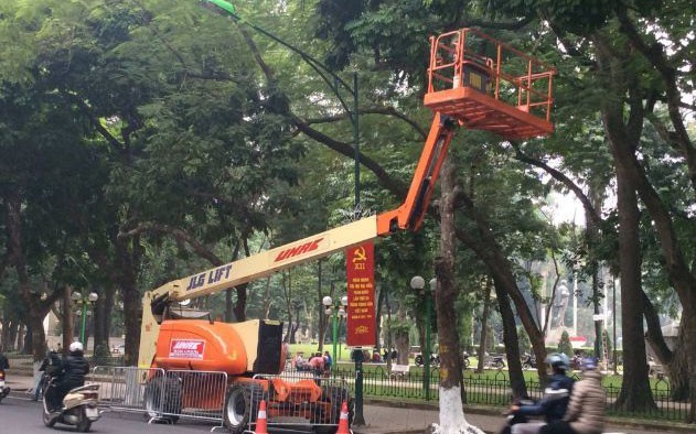 Xe nâng người cắt tỉa cây xanh trên đường phố Hà Nội. (Ảnh minh họa)