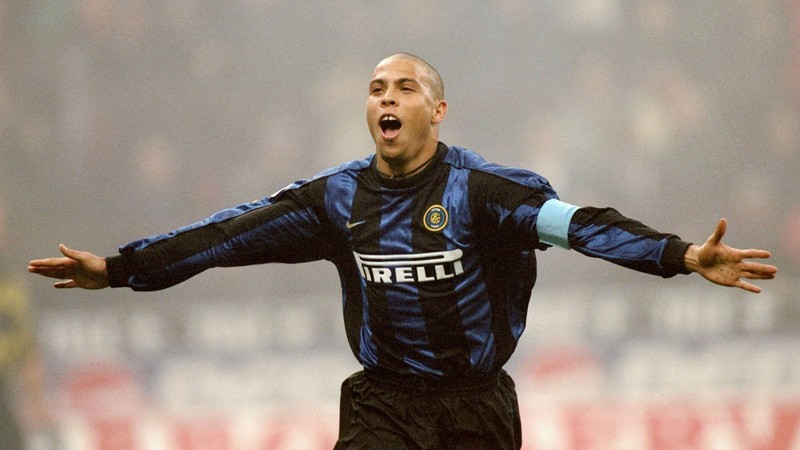 Ronaldo  &quot;béo &quot; gia nhập Inter Milan đúng ngày này 23 năm trước. (Ảnh: Getty)