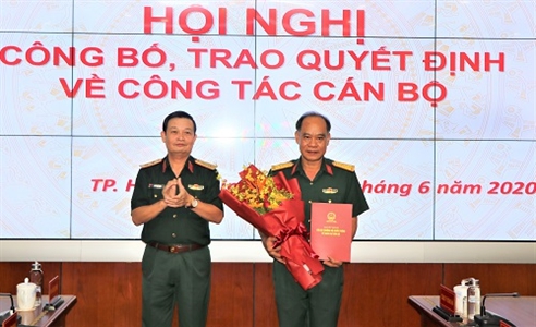 Trung tướng Trần Hoài Trung trao quyết định và chúc mừng Đại tá Hoàng Đình Chung.