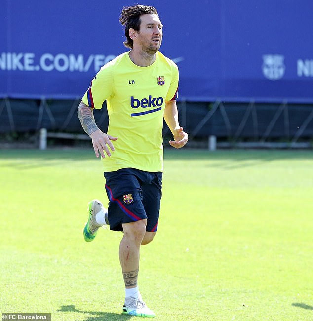 Messi xuất hiện ở buổi tập gần nhất của Barca với chân phải đầy sẹo. (Ảnh: Barca). 