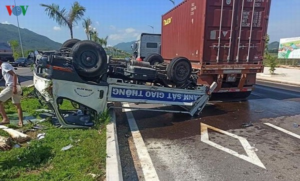 Vụ tai nạn khiến xe cảnh s&aacute;t giao th&ocirc;ng lật ngửa tr&ecirc;n dải ph&acirc;n c&aacute;ch.
