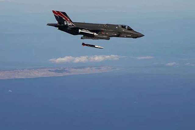F-35A thử nghiệm thả bom tại căn cứ Edwards, California vào ngày 27/6/2019. Ảnh: F-35 JPO.