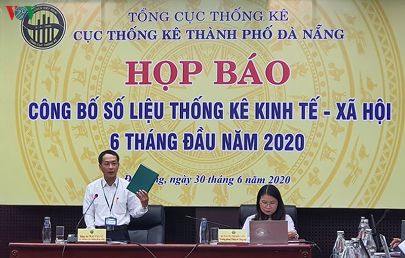 Ông Trần Văn Vũ, Cục trưởng Cục Thống kê Tp. Đà Nẵng trình bày tại buổi họp báo.