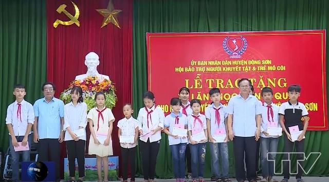  Hội bảo trợ người  khuyết tật và trẻ mồ côi tỉnh cùng với đại diện của tổ chức TERRE Des Hommes, Cộng hòa liên bang Đức đã tổ chức trao học bổng cho 123 học sinh các cấp thuộc diện mồ côi, khuyết tật 