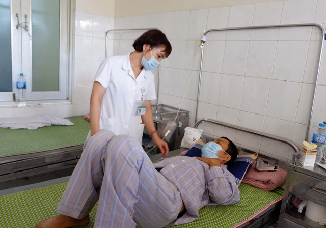 Bệnh nhân sốt xuất huyết điều trị tại Bệnh viện Bệnh nhiệt đới trung ương Ảnh: Nhật Minh