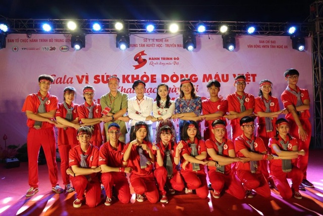 TS. Bạch Quốc Khánh (thứ 4 từ trái sang) tham dự Hành trình Đỏ năm 2019 tại tỉnh Nghệ An (ảnh: Công Thắng).