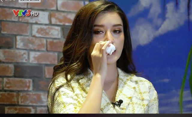 &Aacute; hậu Huyền My bật kh&oacute;c tr&ecirc;n s&oacute;ng truyền h&igrave;nh.