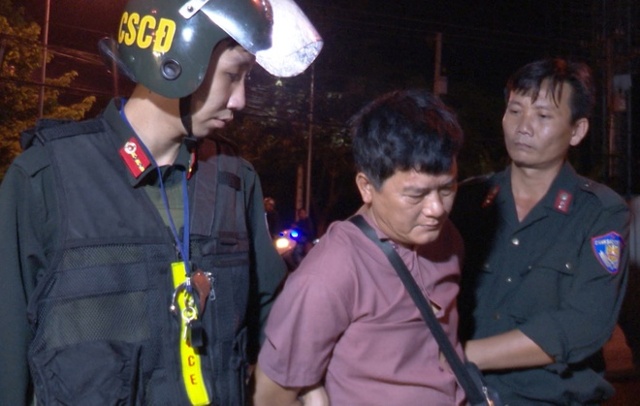 Lực bị cảnh s&aacute;t bắt giữ khi t&agrave;ng trữ ma t&uacute;y. Ảnh: C&ocirc;ng an Vĩnh Long.