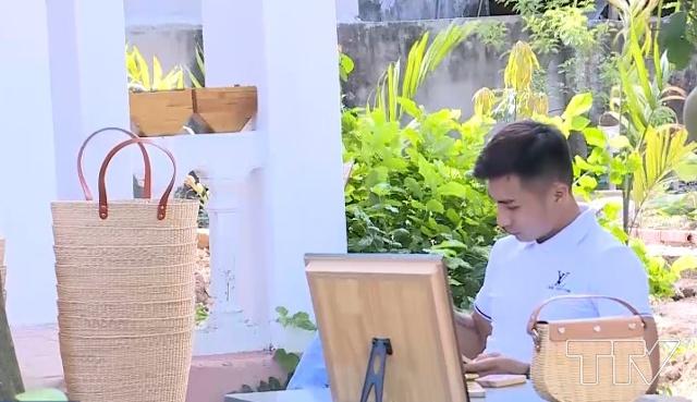 Thiết kế, chọn vật liệu, cắt may, lắp ghép, hoàn thiện từng chi tiết, tất cả các công đoạn làm ra một chiếc túi xách đều được Trần Văn Hùng tỉ mẩn, tự tay thực hiện. Trung bình mỗi tháng, Hùng bán được khoảng 50 chiếc túi sang thị trường Mỹ, Singapo, qua các trang thương mại điện tử lớn của thế giới như Amazon, Ebay...