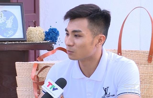 Anh Trần Văn Hùng - Giám đốc Công ty Cỏ May, xã Nga Trường, huyện Nga Sơn, tỉnh Thanh Hóa: Em nghĩ Nga Sơn là vùng trồng cói nhưng chưa bao giờ em thấy có túi cói đẹp. Em trở về quê hương xây dựng sản phẩm. Em nghĩ mình phải làm những thứ khác biệt người khác mới phát triển được