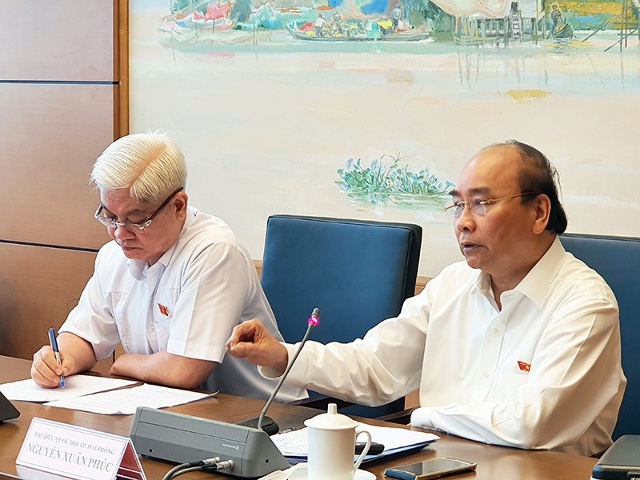 Thủ tướng Nguyễn Xuân Phúc thảo luận tổ tại nghị trường Quốc hội.