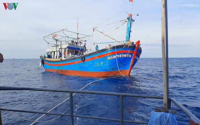 Tàu cá gặp nạn được lai dắt về cảng an toàn.