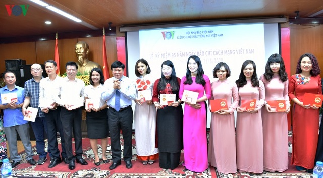Tổng Giám đốc VOV trao tặng Kỷ niệm chương “Vì sự nghiệp báo chí Việt Nam” cho 23 hội viên.