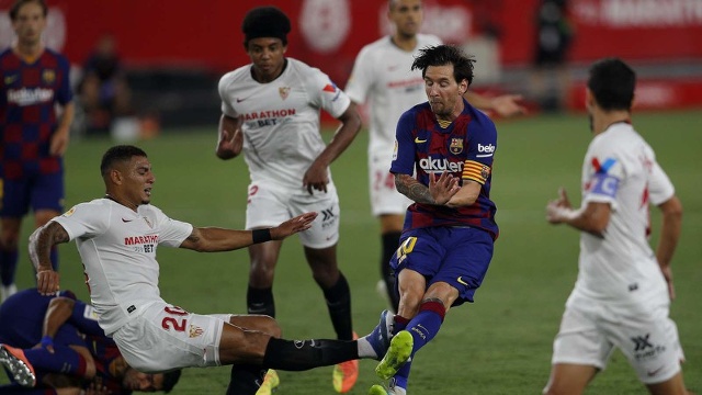 Pha vào bóng quyết liệt trên mức cần thiết của Diego Carlos khiến Messi  &quot;nổi đóa &quot; (Ảnh: Getty). 