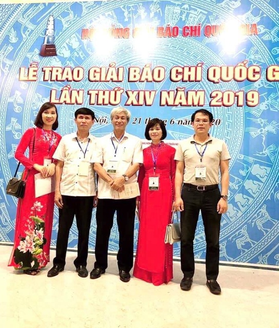 Lãnh đạo Đài PT-TH Thanh Hóa chụp ảnh lưu niệm với 2 tác giả đạt giải Lê Nụ và Minh Tuyết.