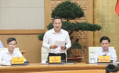Ông Khuất Việt Hùng, Phó Chủ tịch chuyên trách Ủy ban An toàn giao thông phát biểu tại Hội nghị - Ảnh: VGP/Lê Sơn
