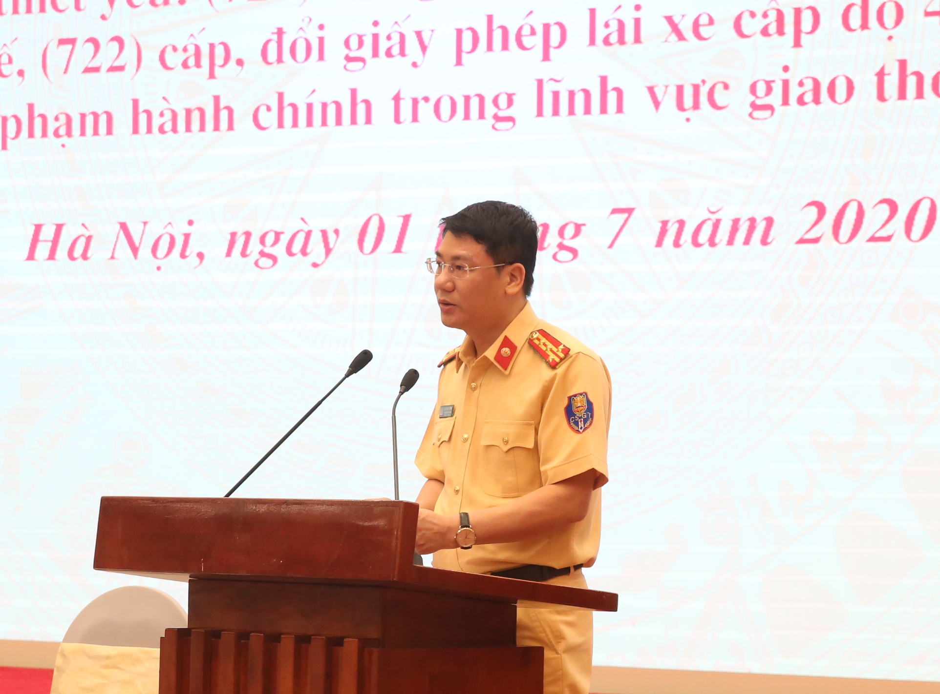 Đại tá Đỗ Thanh Bình giới thiệu dịch vụ nộp phạt vi phạm hành chính về giao thông. Ảnh: VGP/Hoàng Giang