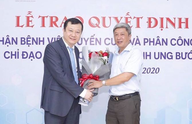Thứ trưởng Nguyễn Trường Sơn trao quyết định, giao nhiệm vụ và chúc mừng Bệnh viện Ung bướu Hà Nội.