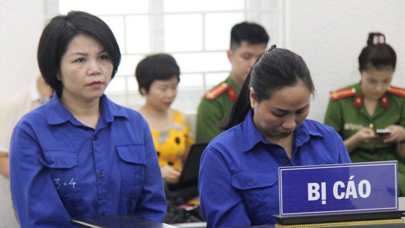 Bị cáo Nguyễn Thị Vững, Nguyễn Thị Vân (từ trái qua) tại phiên tòa phúc thẩm. Ảnh: Việt Dũng,