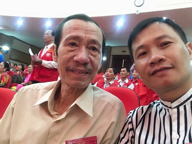 Bức ảnh kỷ niệm của nhạc sĩ Hà Hải và Nguyễn Quang Long trong lần làm giám khảo tại Hà Nội vào tháng 10/2019. 