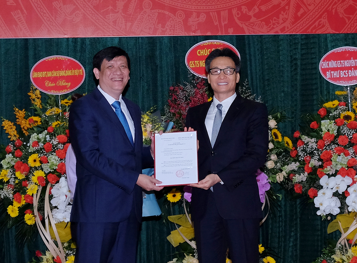 Phó Thủ tướng Vũ Đức Đam trao quyết định giao quyền Bộ trưởng Bộ Y tế cho ông Nguyễn Thanh Long. Ảnh: VGP
