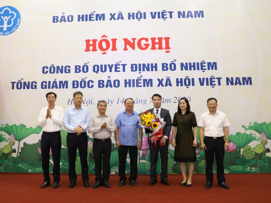 Lãnh đạo Bảo hiểm xã hội Việt Nam chúc mừng tân Tổng Giám đốc Nguyễn Thế Mạnh.