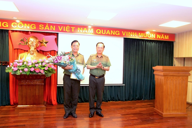Thượng tướng Nguyễn Văn Thành trao quyết định và chúc mừng Thiếu tướng Nguyễn Hải Trung.