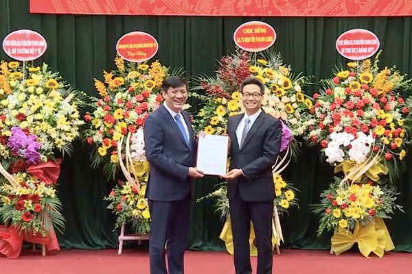 Phó Thủ tướng Vũ Đức Đam trao quyết định và chúc mừng ông Nguyễn Thanh Long.