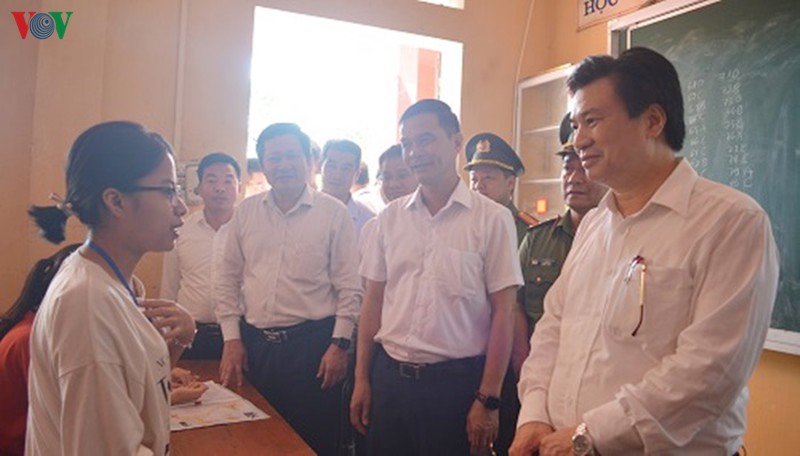 Thứ trưởng Nguyễn Hữu Độ và Đoàn công tác động viên các em học sinh huyện Yên Bình bước vào kỳ thi với tâm thế thoải mái, kết quả cao.