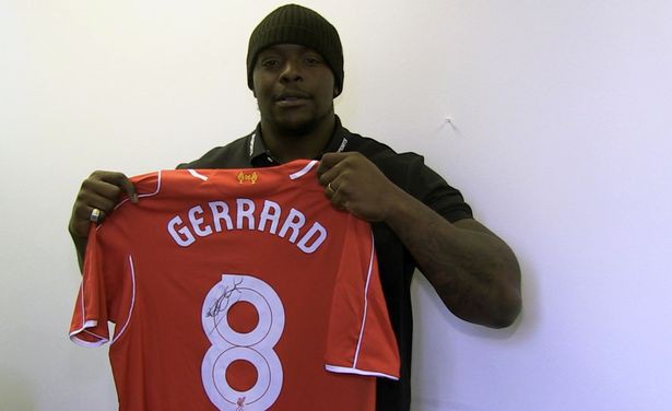 Akinfenwa khoe chiếc áo của Gerrard năm 2015 (Ảnh: Twitter) 