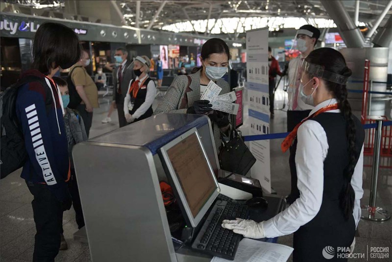 Hành khách làm thủ tục tại sân bay quốc tế Vnukovo, Nga (Ảnh: Ria Novosti)