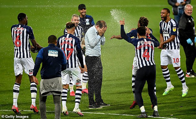 Niềm vui của đoàn quân HLV Slaven Bilic sau khi trở lại Premier League