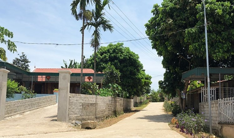 Đường giao thông nông thôn xã Cát Vân được bê tông hóa.
