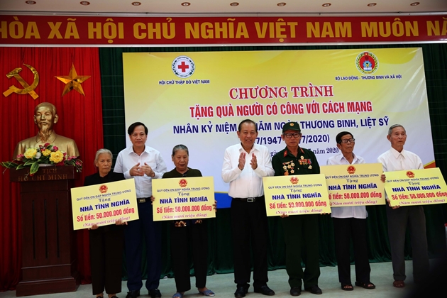 Phó Thủ tướng tặng Nhà tình nghĩa cho các gia đình có công với cách mạng. Ảnh: VGP/Lê Sơn