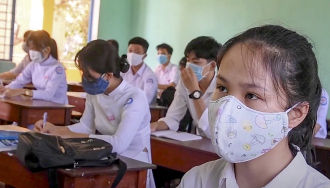 Học sinh Trường THPT Chu Văn An (huyện Tư Nghĩa, Quảng Ngãi) đeo khẩu trang trong lớp học tập phòng, chống dịch COVID-19. Ảnh: zingnews.vn