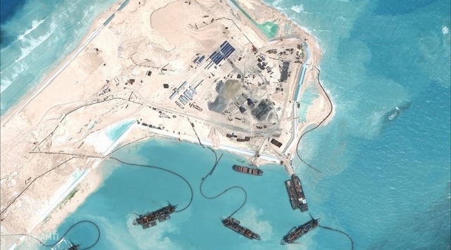 Hình ảnh vệ tinh cho thấy Trung Quốc cải tạo phi pháp một bãi đá thành đảo nhân tạo ở Biển Đông. Ảnh: AFP