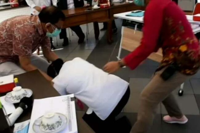 Thị trưởng Indonesia quỳ gối trước b&aacute;c sĩ v&igrave; bất lực trong quản l&iacute; dịch Covid-19. (Nguồn: Sumeks).