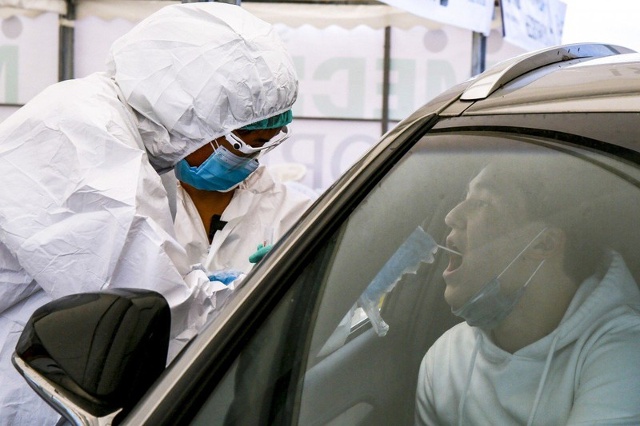 Lấy mẫu xét nghiệm Covid-19 ở Almaty, thành phố lớn nhất Kazakhstan. Ảnh: AFP