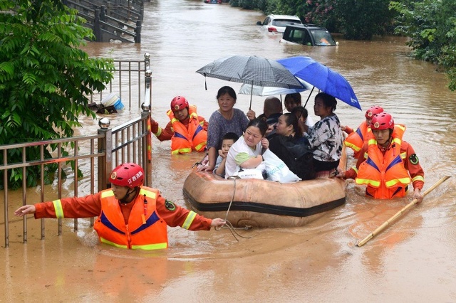 Lực lượng cứu hộ sơ tán người dân do mưa lớn khiến các con đường đều bị ngập ở tình Giang Tây, Trung Quốc hôm 8/7. Ảnh: EPA